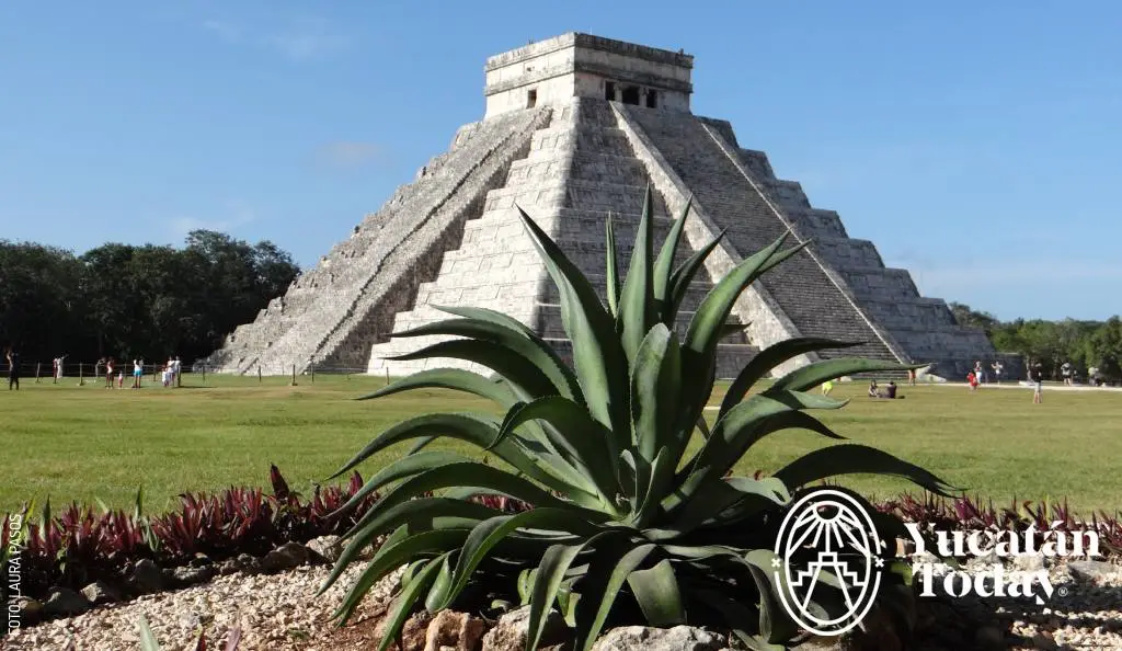 1601-Chichen-Itza-Piramide-de-Kukulkan-by-Laura-Pasos-1