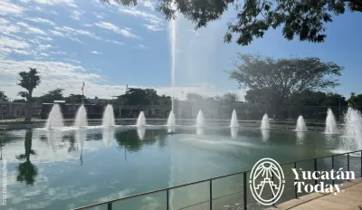 Lago con fuentes en Parque la Plancha, Merida, Yucatán by Carlos Guzmán