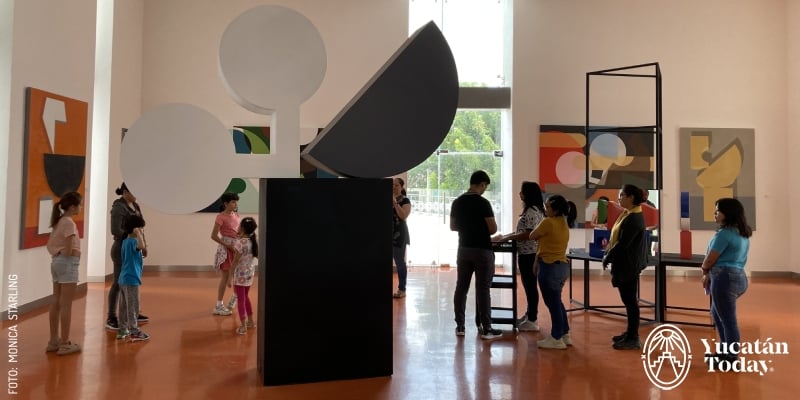 2402 Niños en exposicion Gran Museo del Mundo Maya by Monica Starling c_ logo