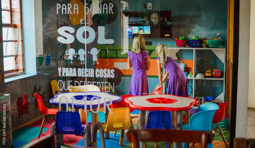 2404 niños en sala de juegos by cafe bar 500 noches
