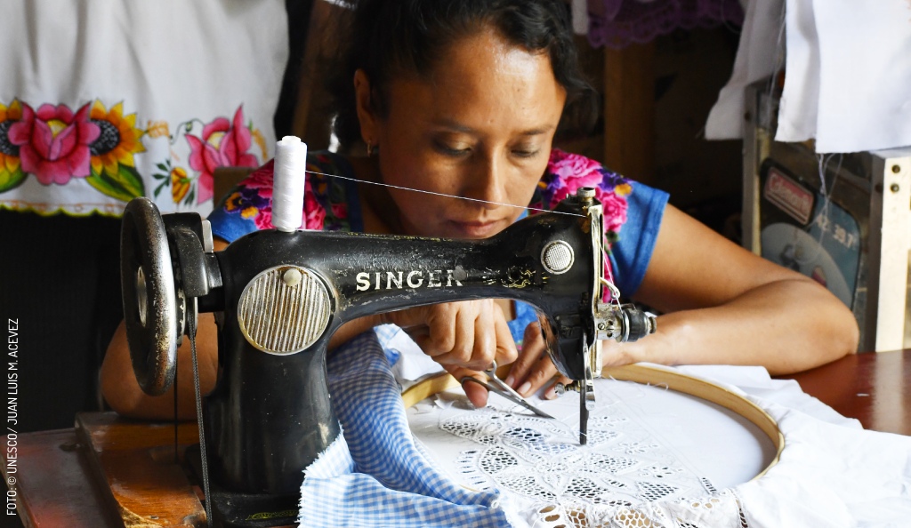 2405 Maquina de Coser bordados yucatecos by UNESCO slogo