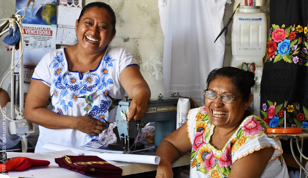 2405 Mestizas bordados yucatecos by UNESCO slogo