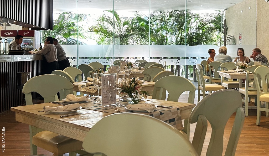 2405 Restaurante La Pigua Comedor by sara alba