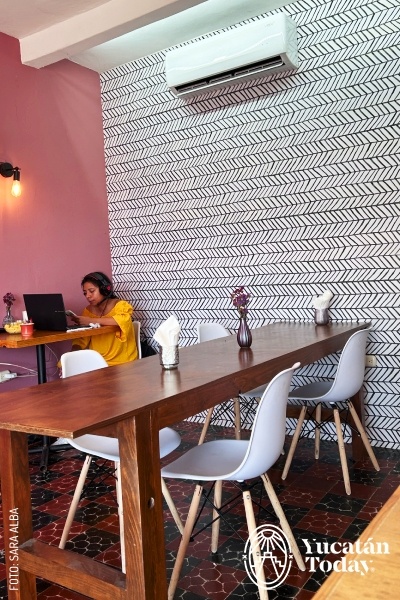 2406 Cassandra Comfort Food Lugares LGBT Mérida Centro Mesas by Sara Alba (1)