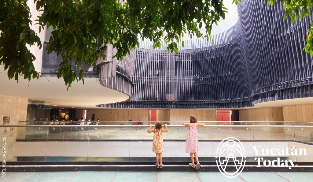 2406 Palacio de la Musica Salidas familiares Merida Centro Fachada del Museo con niños by Monica Starling (1)