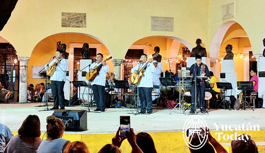 2406 Santa Lucía Trova Yucateca por Brenda Acametitla