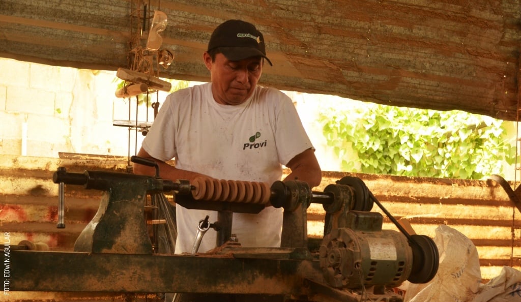 2407 Taller Feria Tunich Dzitya Artesanias de Madera Artesano by Edwin Aguilar slogo