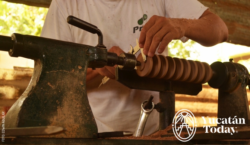2407 Taller Feria Tunich Dzitya Artesanias de Madera Artesano by Edwin Aguilar