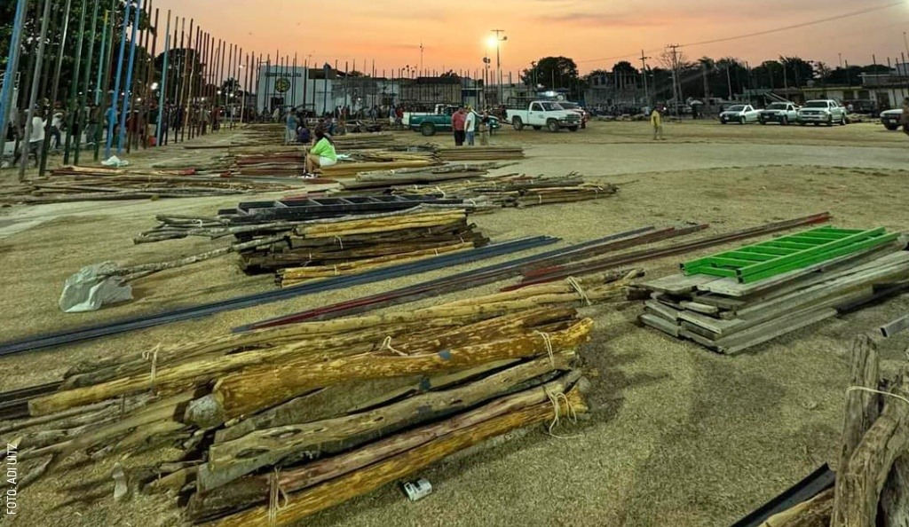 2408 Feria de Tixkokob Ruedos Artesanales Tixkokob Construcción Ruedos by Adi Uitz (1)