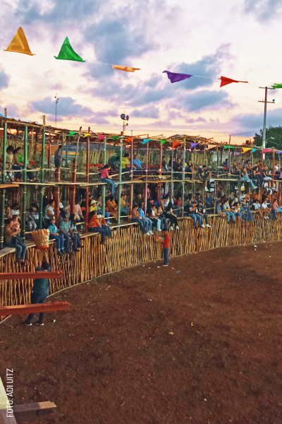 2408 Feria de Tixkokob Ruedos Artesanales Tixkokob Ruedo Vertical by Adi Uitz slogo