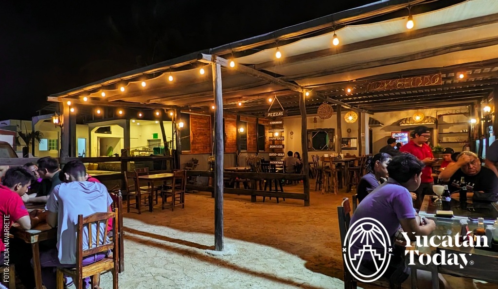 2408 Pizzería Mareb Tour Nocturno Dzilam de Bravo Pizzería by Alicia Navarrete