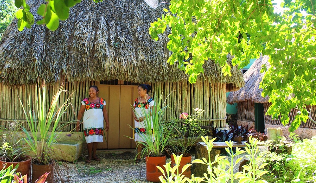 2408 Yaxuna Casa Maya Mestizas Hipil by Violeta Cantarell slogo