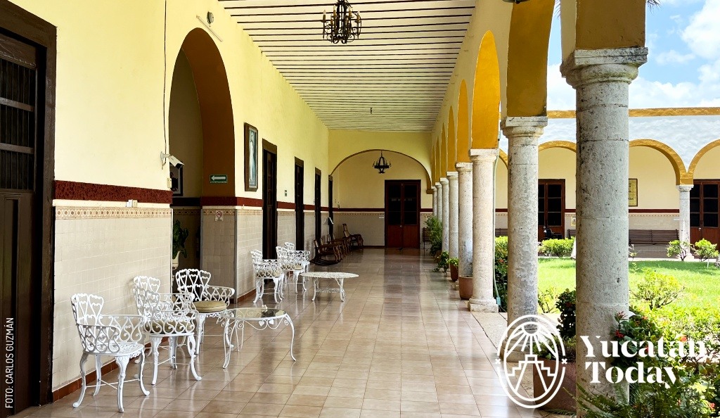 2409 Asilo Brunet Celarain Mérida Pasillos by Carlos Guzmán