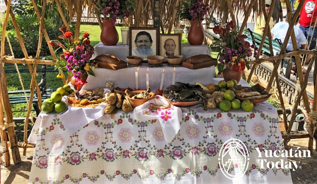 2410 Altares Janal Pixan Plaza Grande Mérida by Yucatán Today