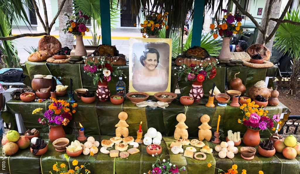 2410 Altar de Janal Pixan en la Plaza Grande | Foto de Yucatán Today 