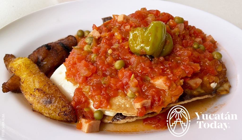 2411 El Mirador Huevos Motulenos Motul Platillo by Sara Alba c