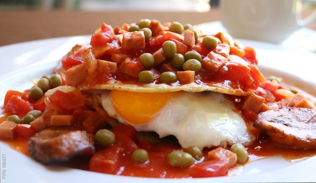 2411 Huevos Motuleños en Restaurante Siqueff by Siqueff slogo