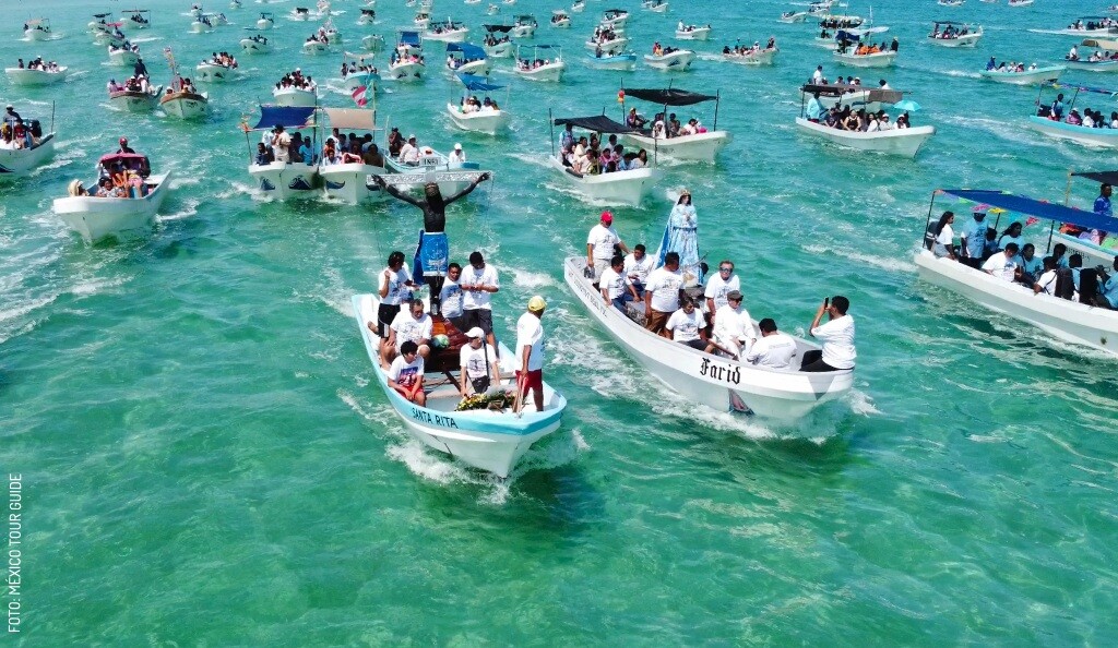 2411 Peregrinación del Cristo Negro de Sisal Lanchas en el mar desde arriba by México Tour Guide slogo (1)