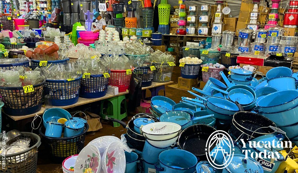 2412 Feria Xmatkuil Merida Ollas Vasos Utensilios by Carlos Guzman
