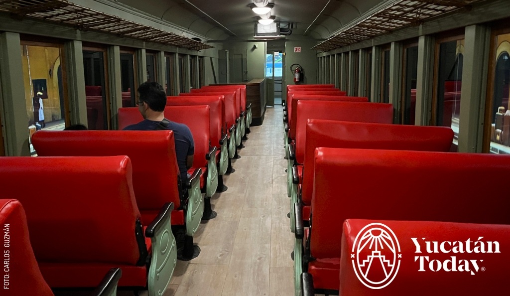 2412 Museo del Ferrocarril Merida Asientos Dentro del Tren by Carlos Guzman