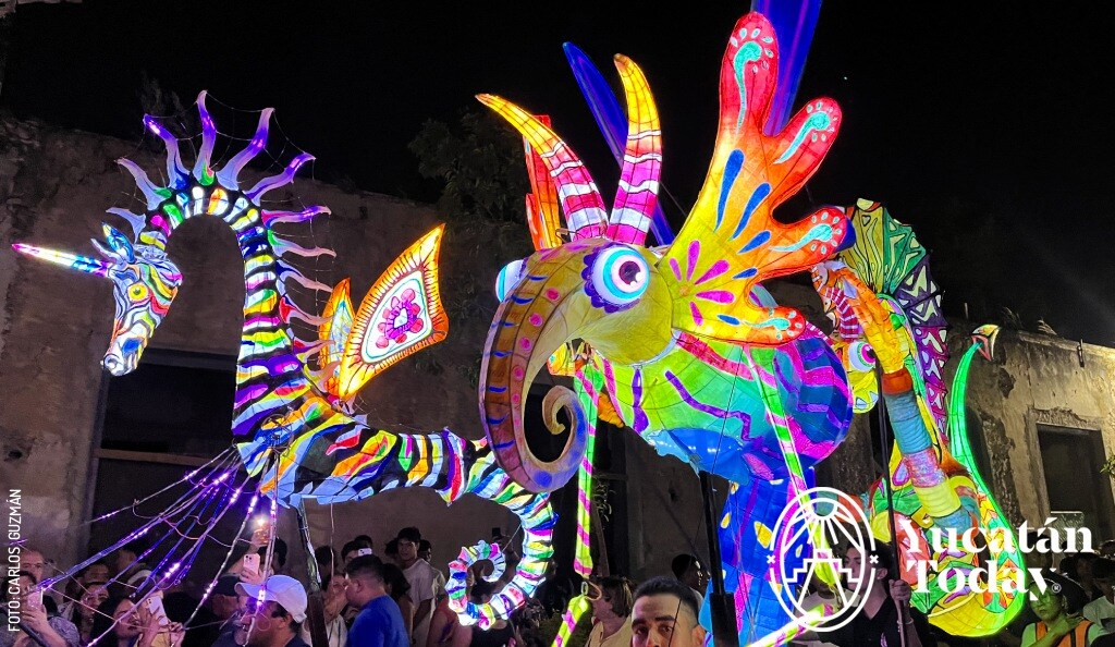 2412 Noche Blanca Alebrijes by Carlos Guzman