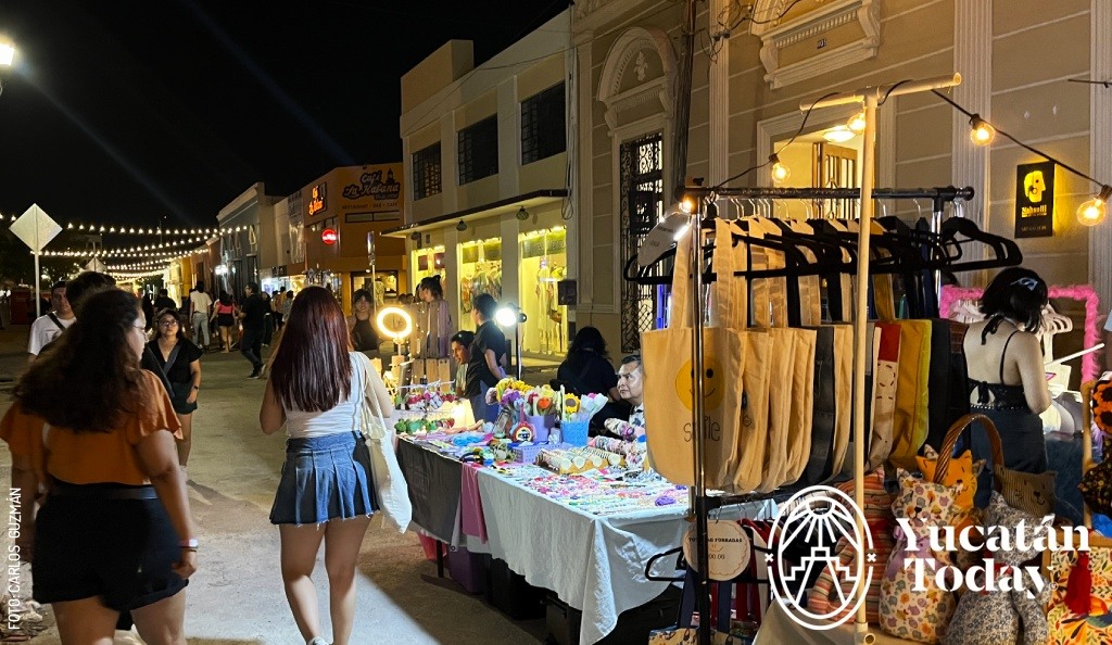 2412 Noche Blanca Bazar by Carlos Guzman