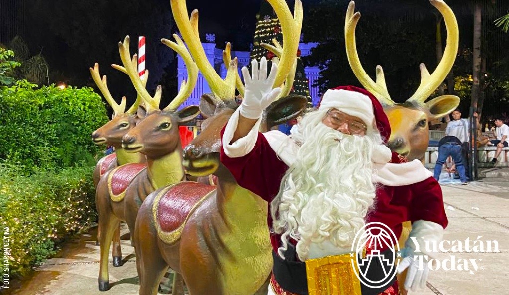 2412 Parque de las Americas Navidad Merida Santa Claus by Sharon Cetina