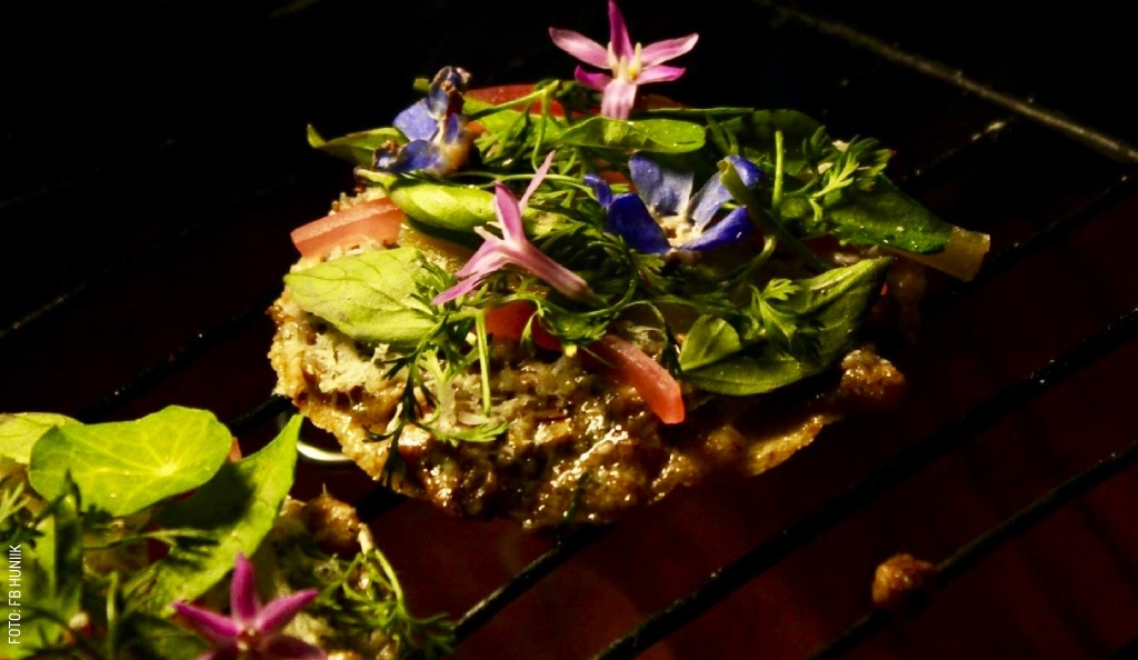 2501 Huniik Platillo by Huniik slogo