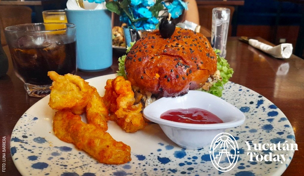2501 Marago Cafe Corredor Calle 60 Merida Hamburguesa y papas by Luna Barrera