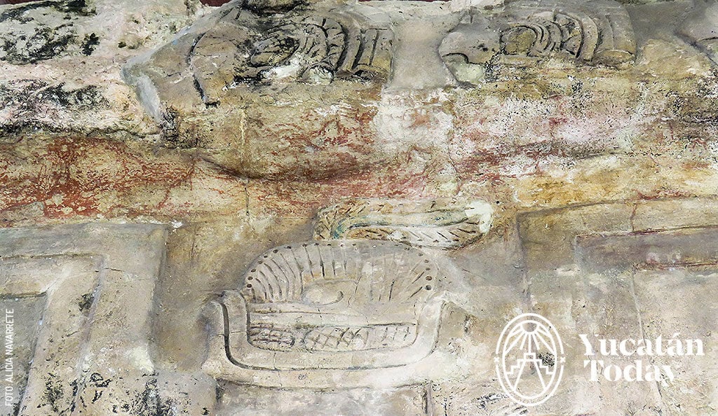 Acanceh-Palacio-de-los-Estucos-detalle-friso-by-atnavarrete