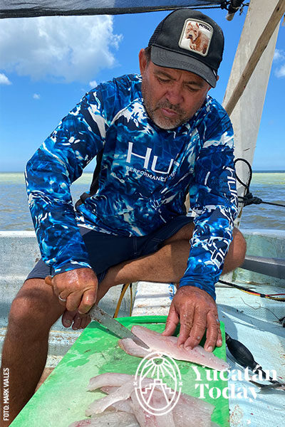 Alberto-Massa-pescador-pesca-filete-pescado-ceviche-Dzilam-by-Andrea-Mier-y-Teran
