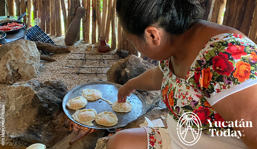 Aldea-Xbatun-cocina-tradicional-fogon-mestiza-huevos-encamisados-by-Andrea-Mier-y-Teran