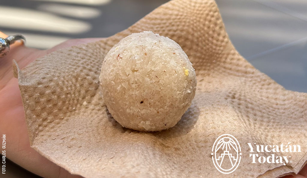 Bolita-de-coco-dulces-de-coco-yucatecos-by-Carlos-Guzman-Andrade