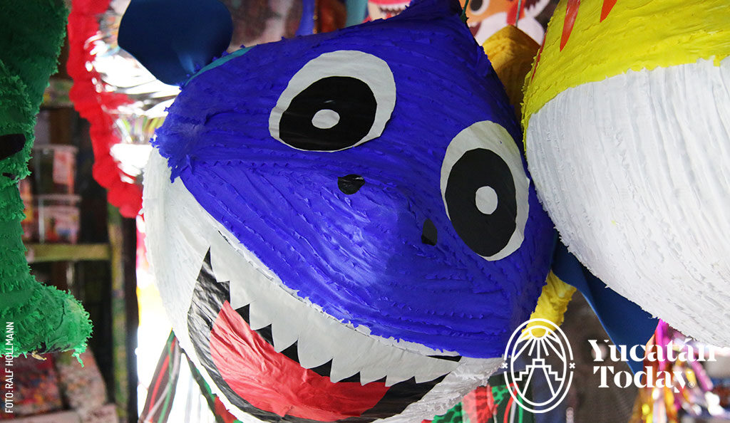 Calle-de-las-pinatas-pez-by-Ralf-Hollmann