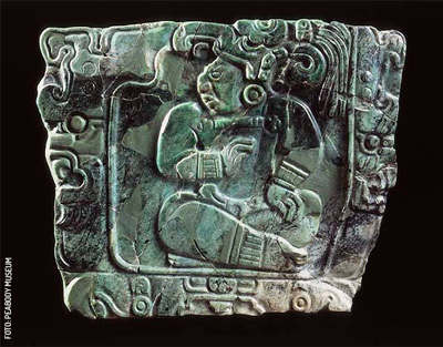 Cenote Chichen Itza Pendiente de piedra verde con hombre sentado 11.5 x 14 cm by Peabody Museum
