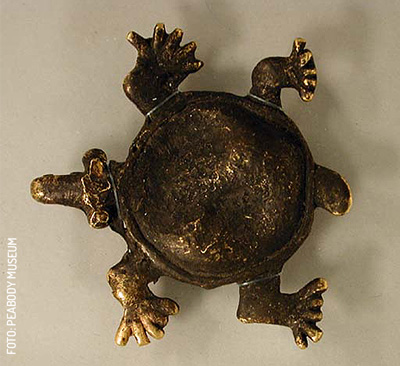 Cenote Chichen Itza Pendiente de tortuga en oro 4.3 x 4.3 cm by Peabody Museum