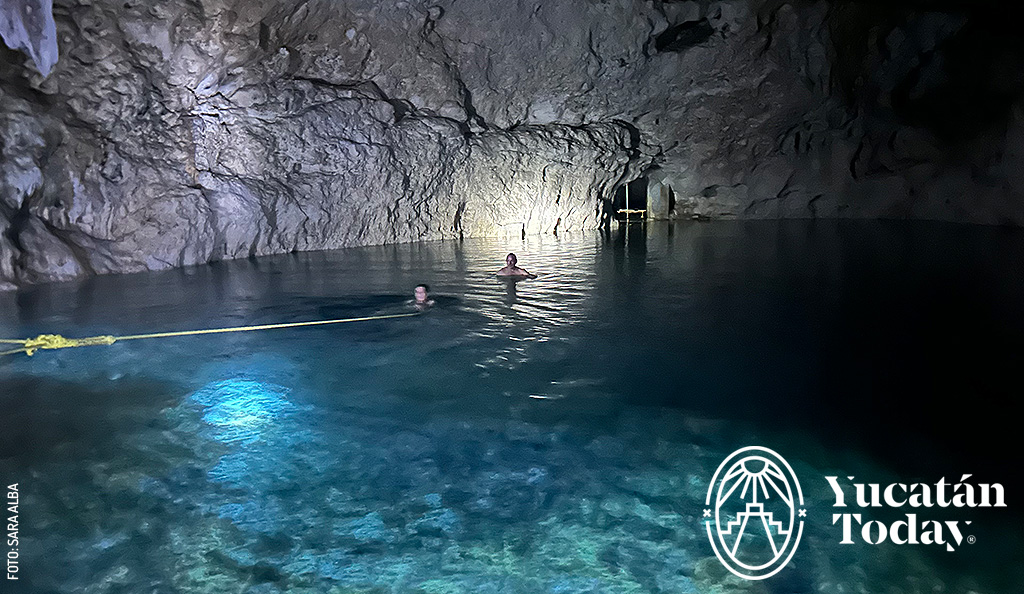 Cenote-dentro-de-Grutas-Tzabnah-en-Tecoh-by-Sara-Alba