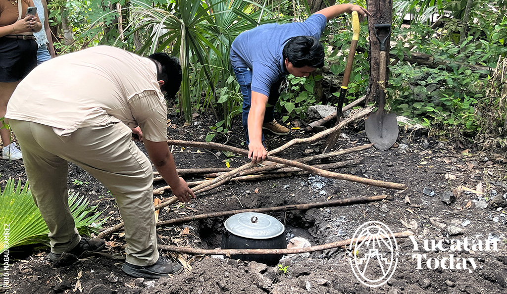 Cocina-tradicional-enterrada-Pib-Xocen-Birding-Trail-by-Magali-Ramirez