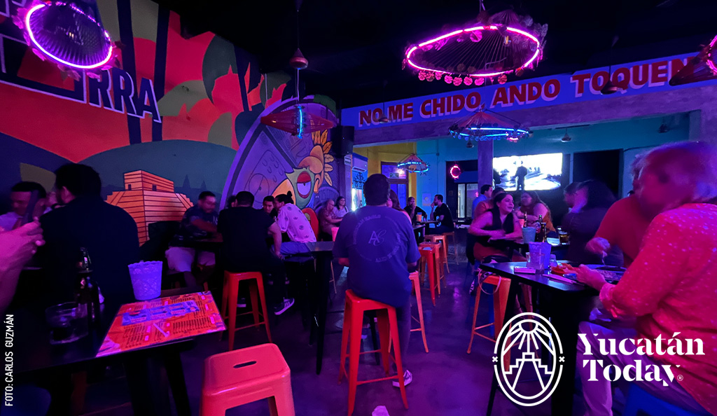 Cotorritos-bar-merida-interior-by-Carlos-Guzman