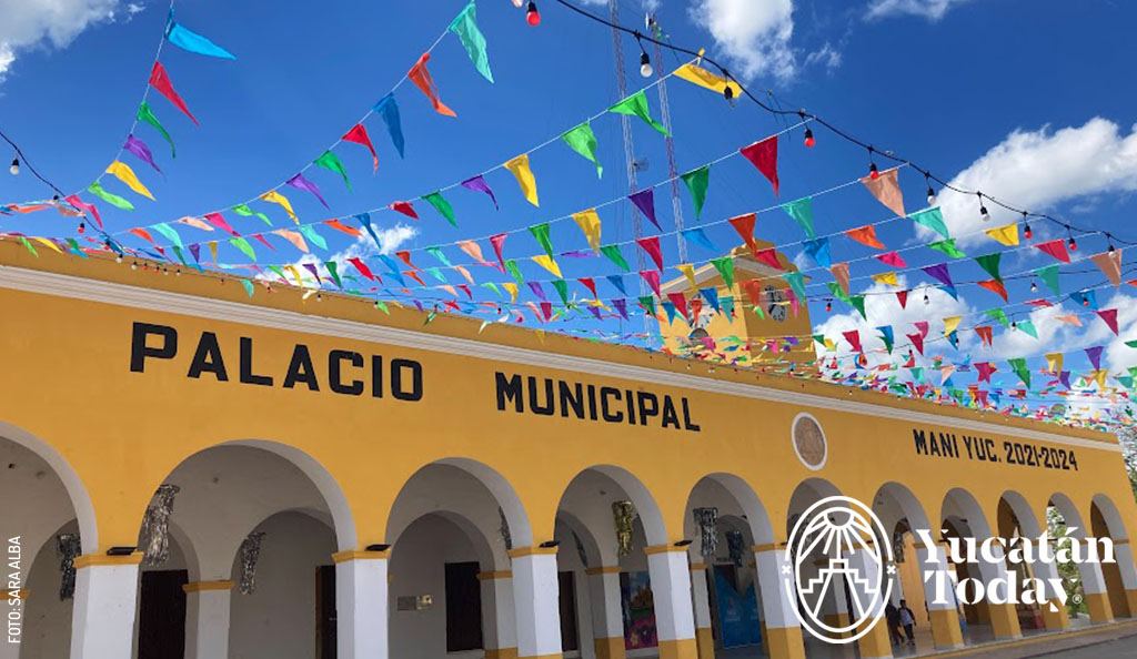 2303 Plaza principal de Maní by Sara Alba