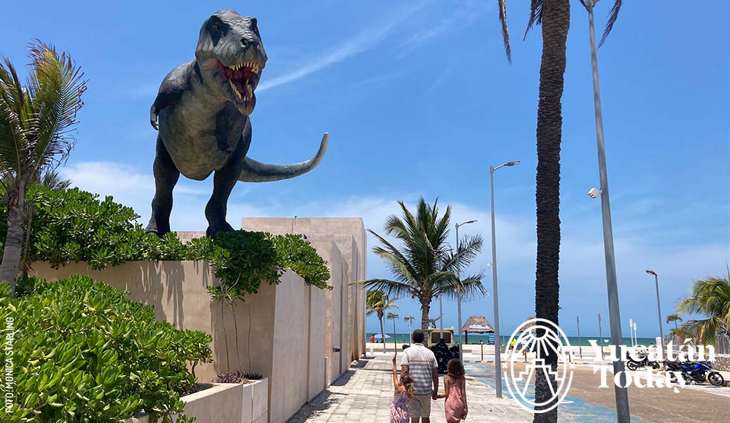 Museo del Meteorito, dinosaur by Monica Starling