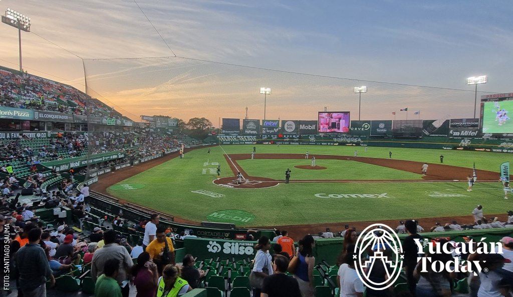 2305 Estadio Kukulkán Leones Béisbol by Santiago Sauma