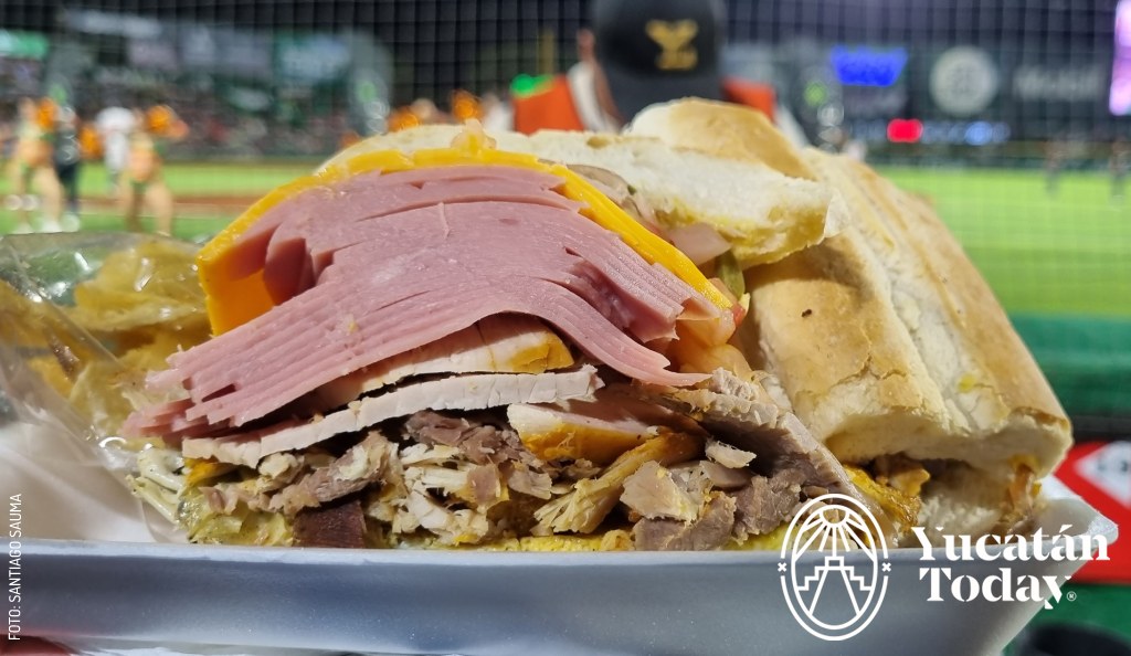 Torta en Estadio Kukulkán, juego de béisbol by Santiago Sauma