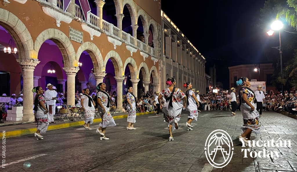 2311-Jarana-en-los-bajos-del-palacio-municipal-by-Carlos-Guzman-2