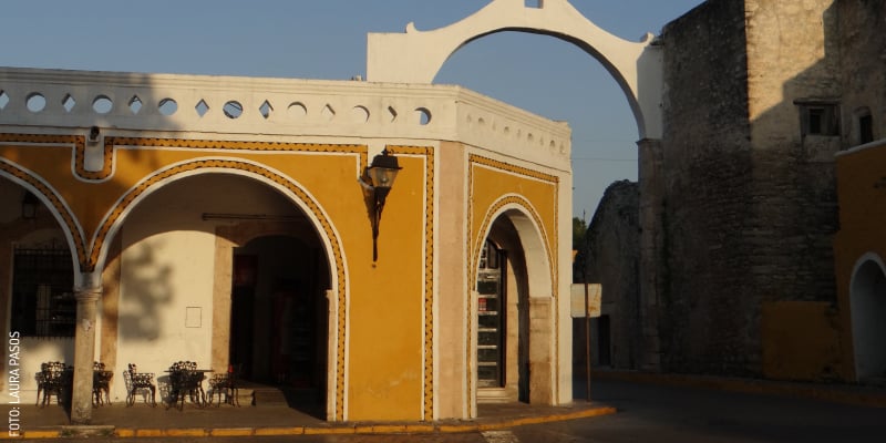 Izamal Arco Plaza Zamna by Laura Pasos