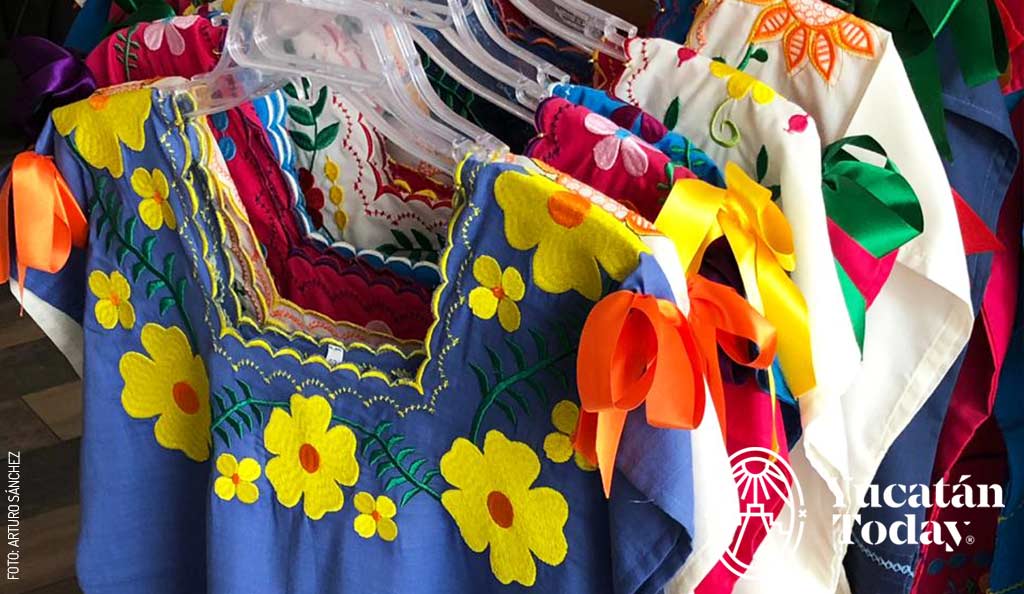 Tekit, blusas bordadas