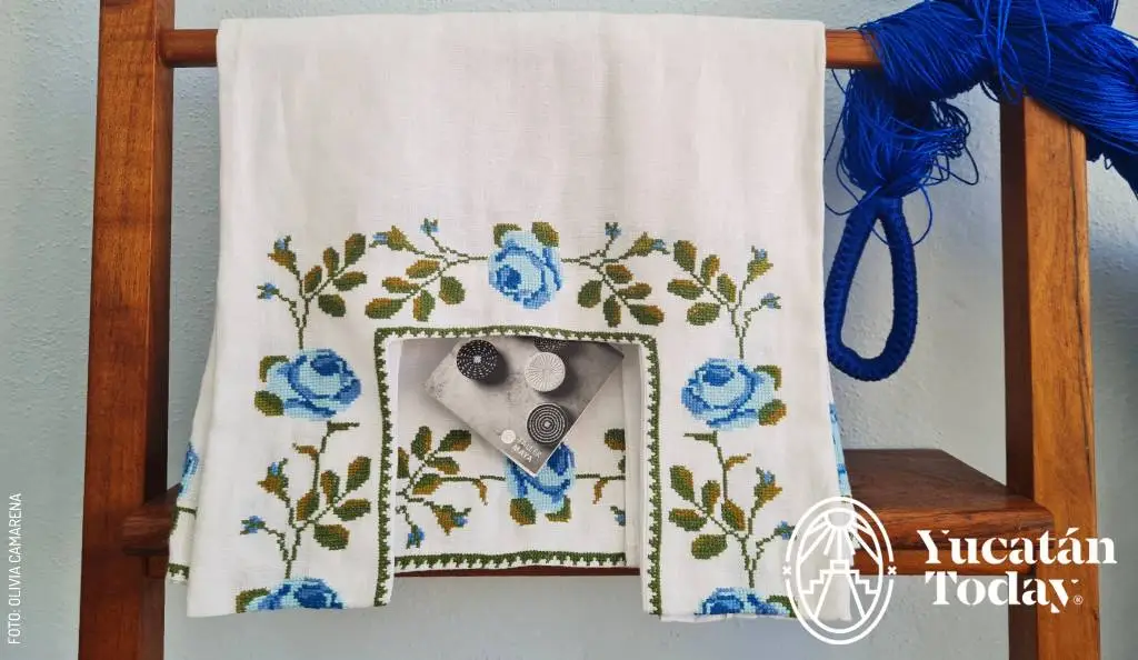 Blusa-bordado-de-punto-de-cruz-Taller-Maya-by-Olivia-Camarena-20210410_123637