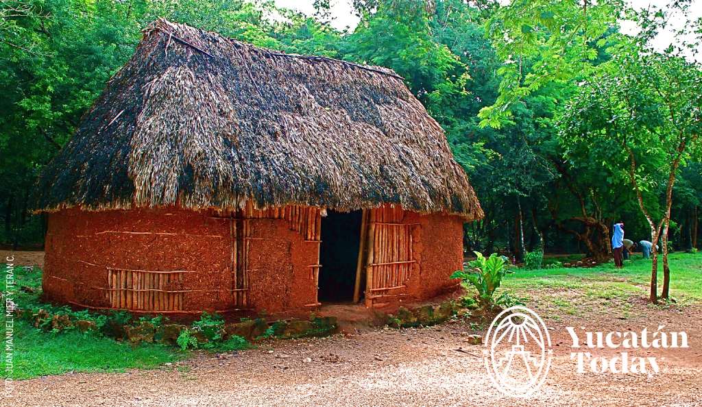 Traditional Maya house in Chichén Itzá by Juan Manuel Mier y Terán