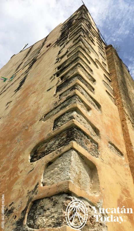 Piedras mayas de la iglesia de Telchaquillo en Yucatán
