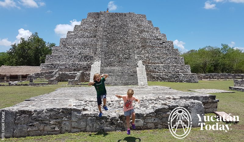 Sitio arqueoligico mayapan con niños el castillo de mayapan